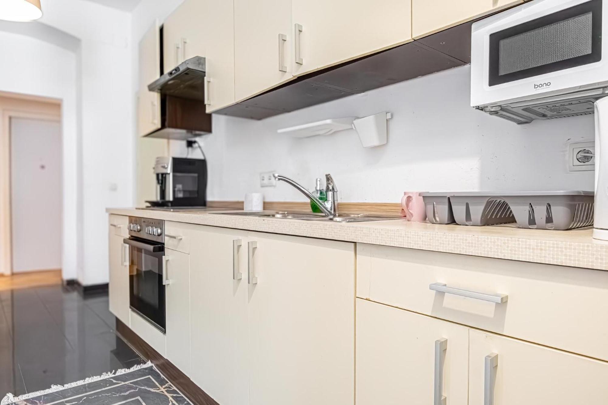 Near Danube & Millenium Tower - Massive Shared 4br Wien