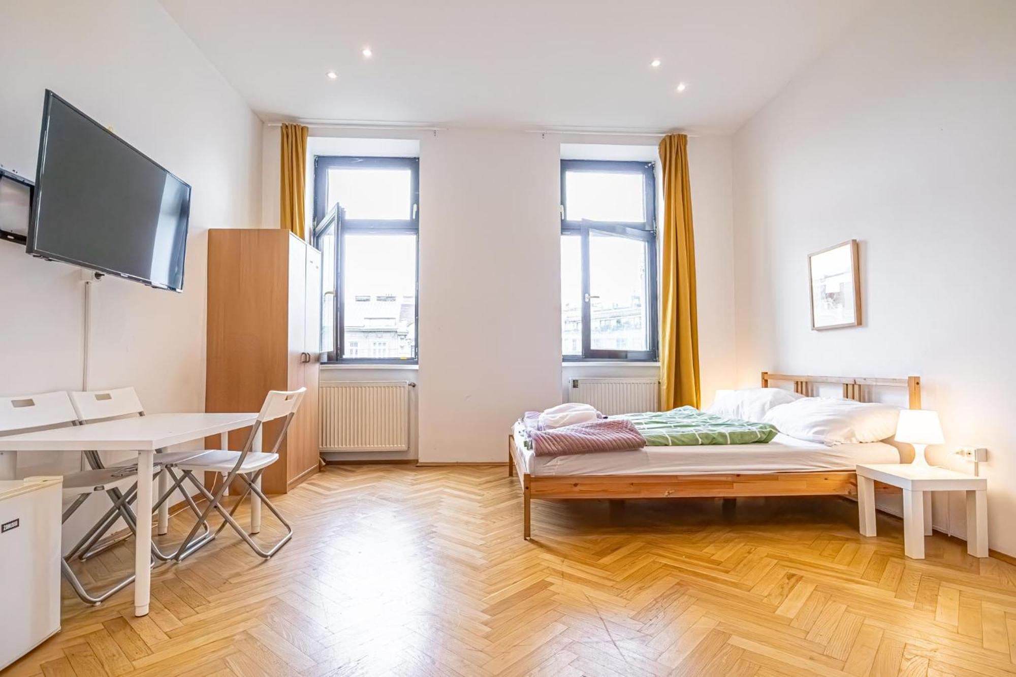 Near Danube & Millenium Tower - Massive Shared 4br Wien