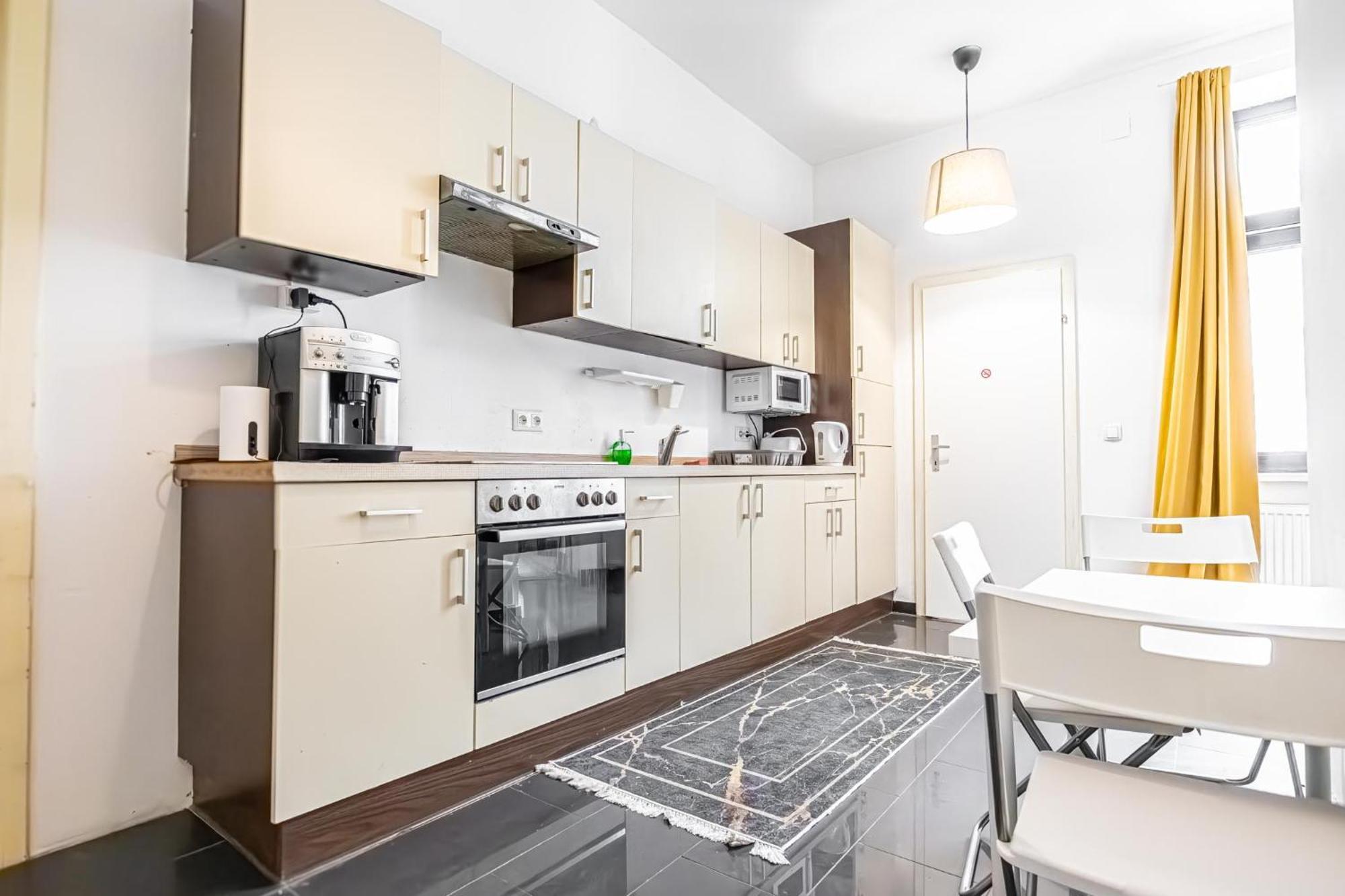 Near Danube & Millenium Tower - Massive Shared 4br * Wien